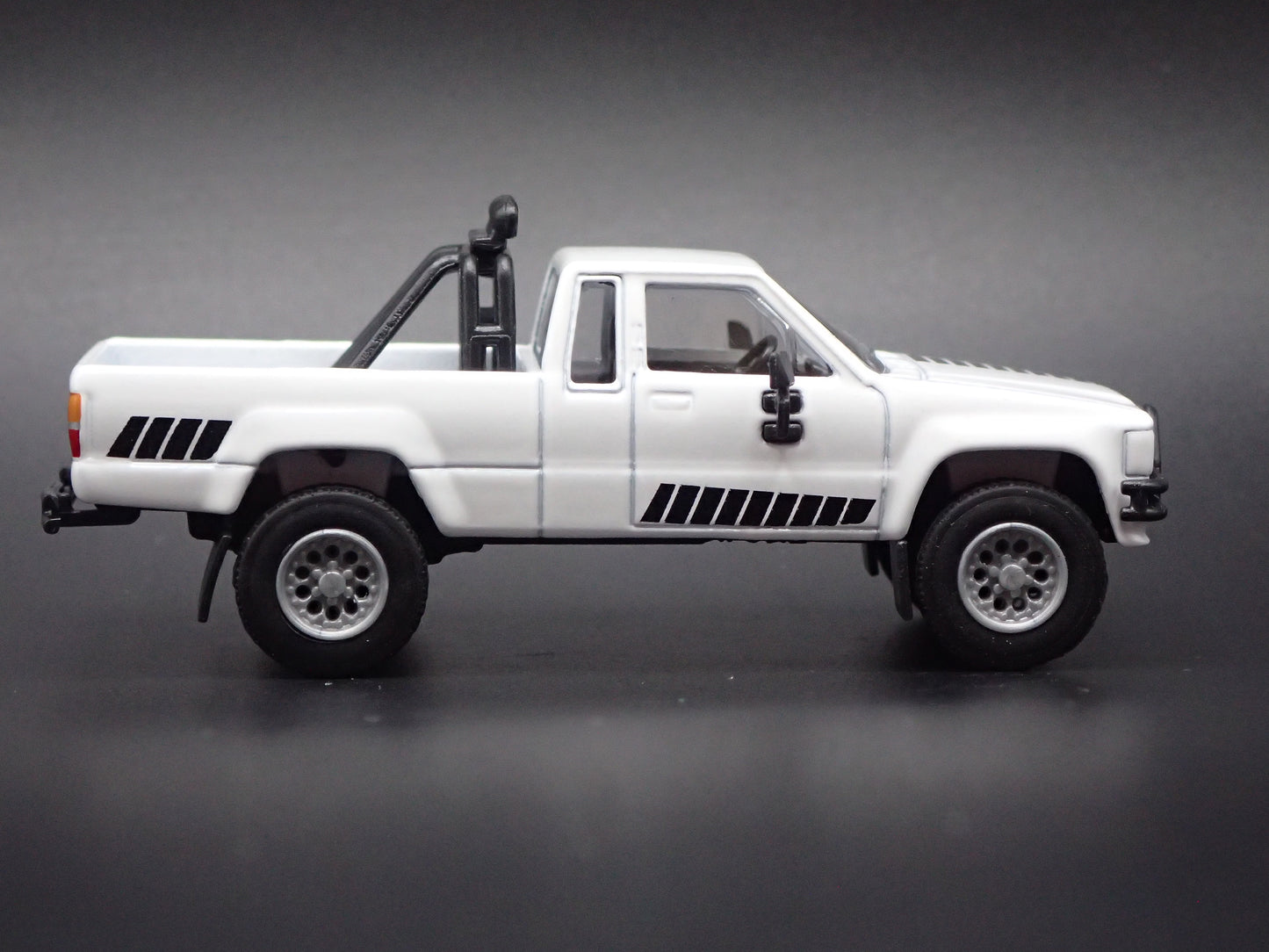 1984-1988 TOYOTA SR5 PICKUP TRUCK WHITE 1/64 SCALE COLLECTIBLE DIECAST MODEL CAR
