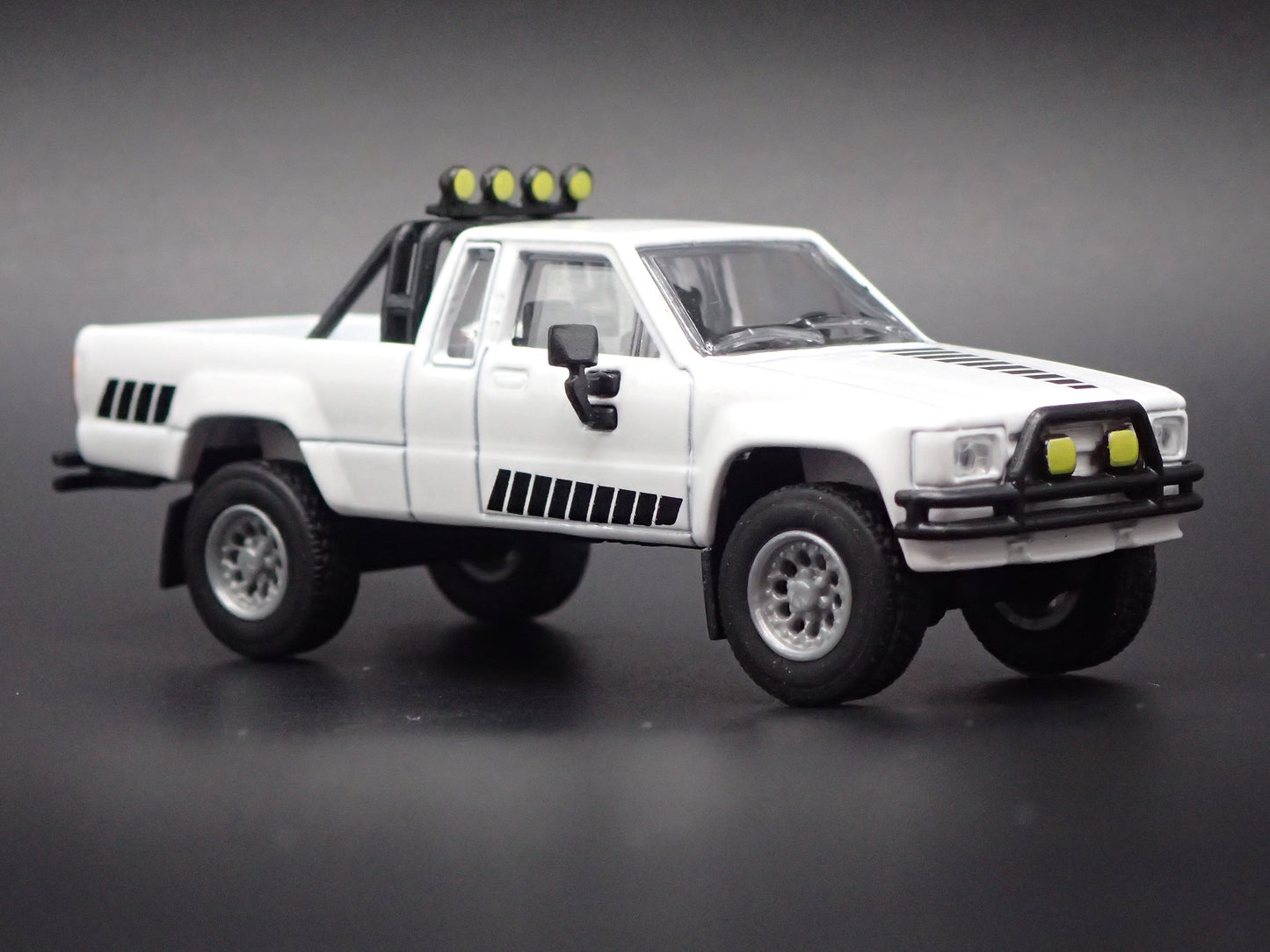 1984-1988 TOYOTA SR5 PICKUP TRUCK WHITE 1/64 SCALE COLLECTIBLE DIECAST MODEL CAR