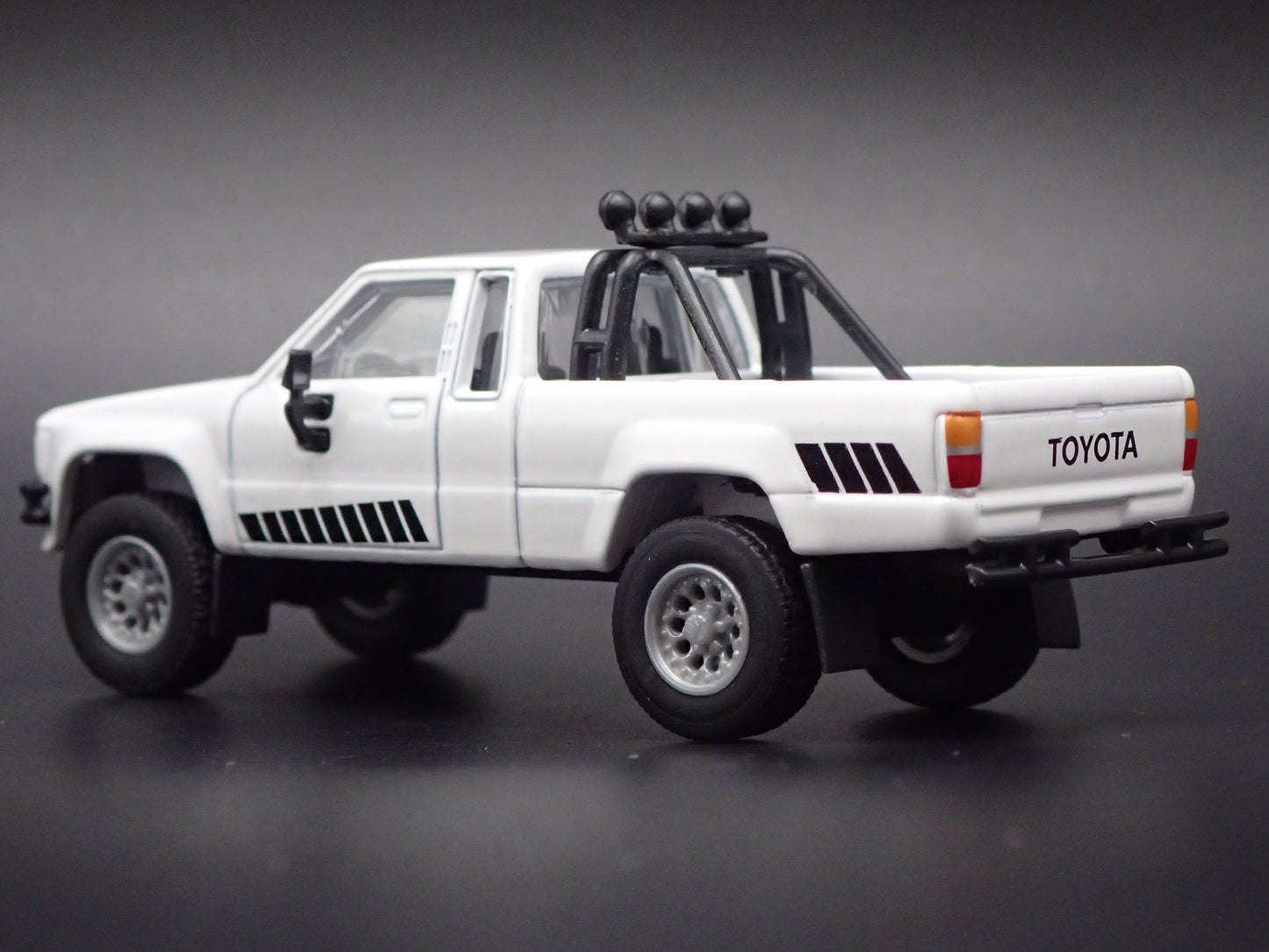 1984-1988 TOYOTA SR5 PICKUP TRUCK WHITE 1/64 SCALE COLLECTIBLE DIECAST MODEL CAR