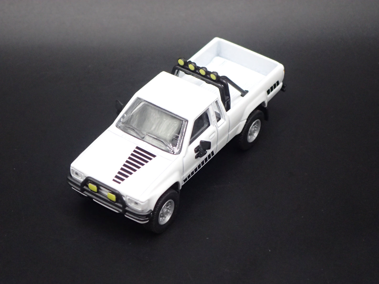 1984-1988 TOYOTA SR5 PICKUP TRUCK WHITE 1/64 SCALE COLLECTIBLE DIECAST MODEL CAR