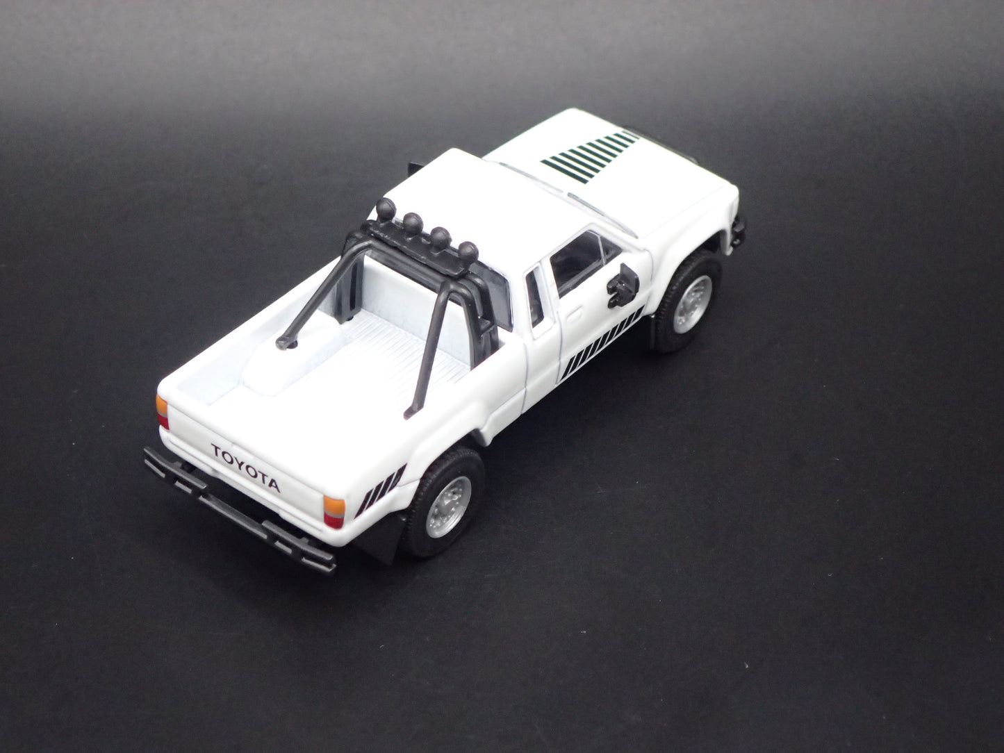 1984-1988 TOYOTA SR5 PICKUP TRUCK WHITE 1/64 SCALE COLLECTIBLE DIECAST MODEL CAR