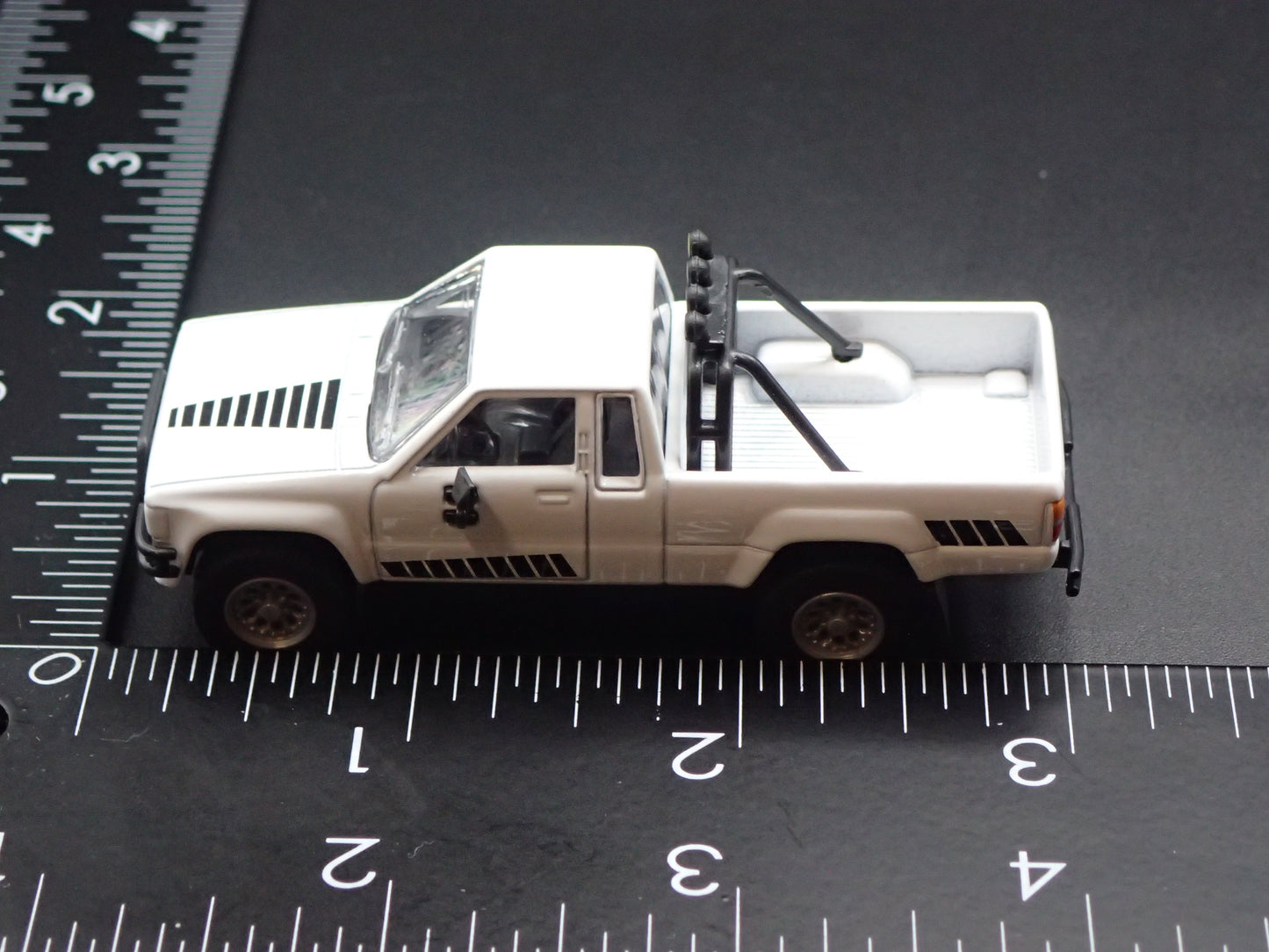 1984-1988 TOYOTA SR5 PICKUP TRUCK WHITE 1/64 SCALE COLLECTIBLE DIECAST MODEL CAR