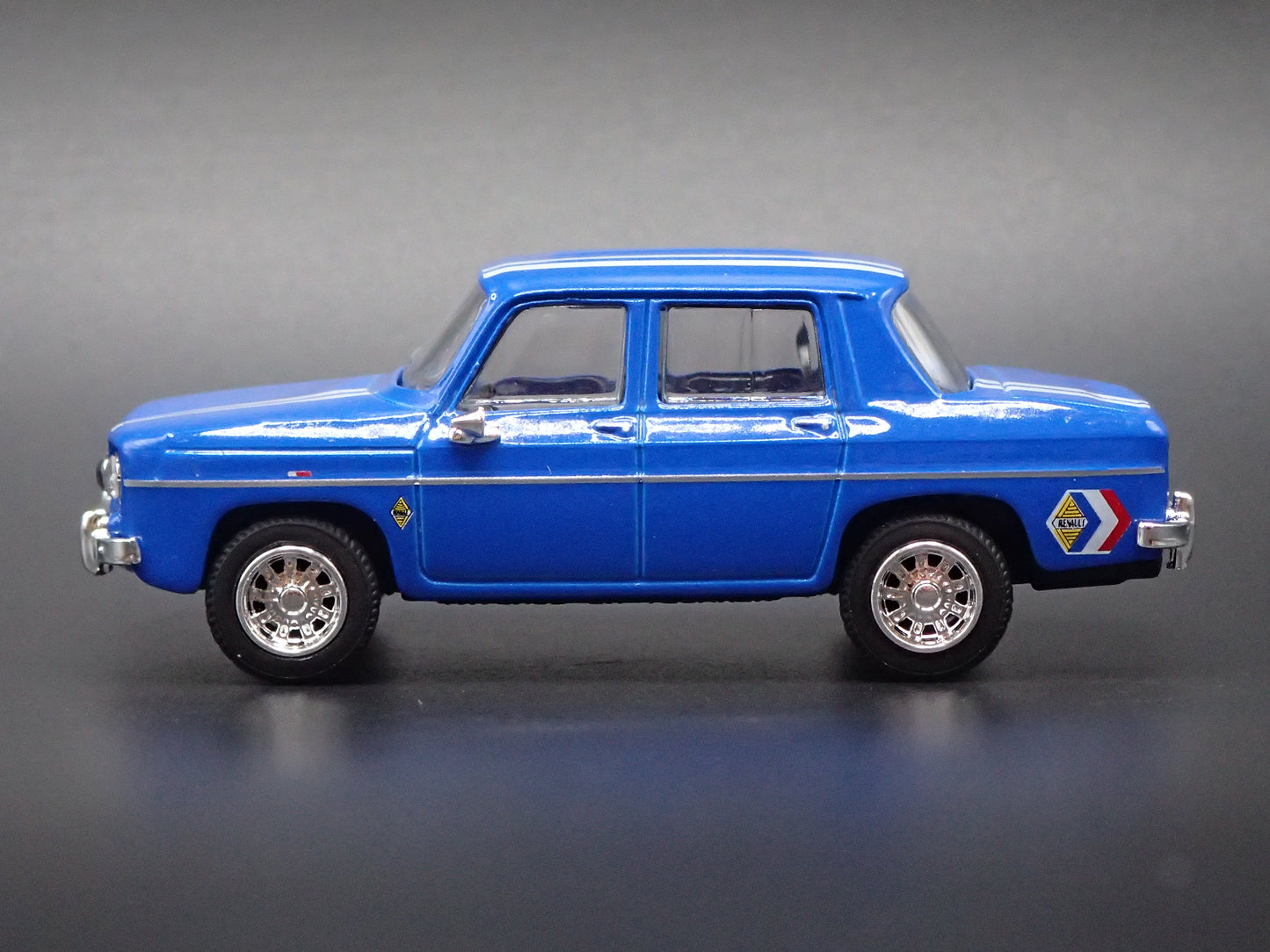 1962-1973 RENAULT R8 GORDINI 1:64 SCALE COLLECTIBLE DIORAMA DIECAST MODEL CAR