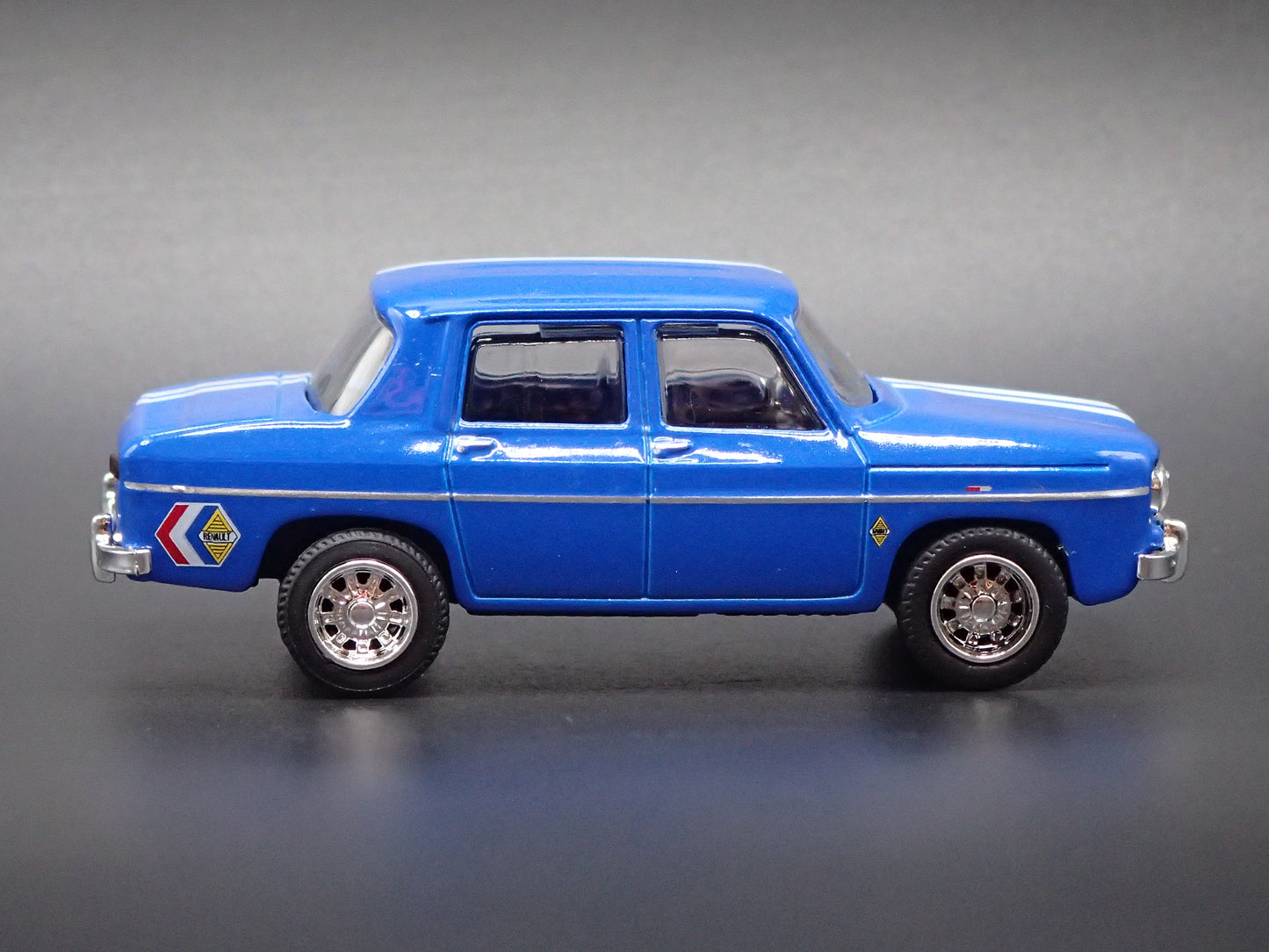 1962-1973 RENAULT R8 GORDINI 1:64 SCALE COLLECTIBLE DIORAMA DIECAST MODEL CAR