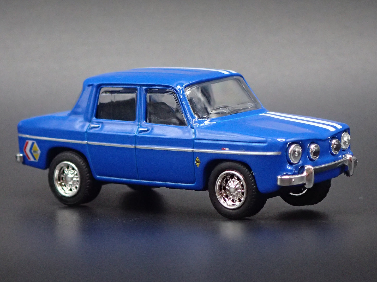 1962-1973 RENAULT R8 GORDINI 1:64 SCALE COLLECTIBLE DIORAMA DIECAST MODEL CAR