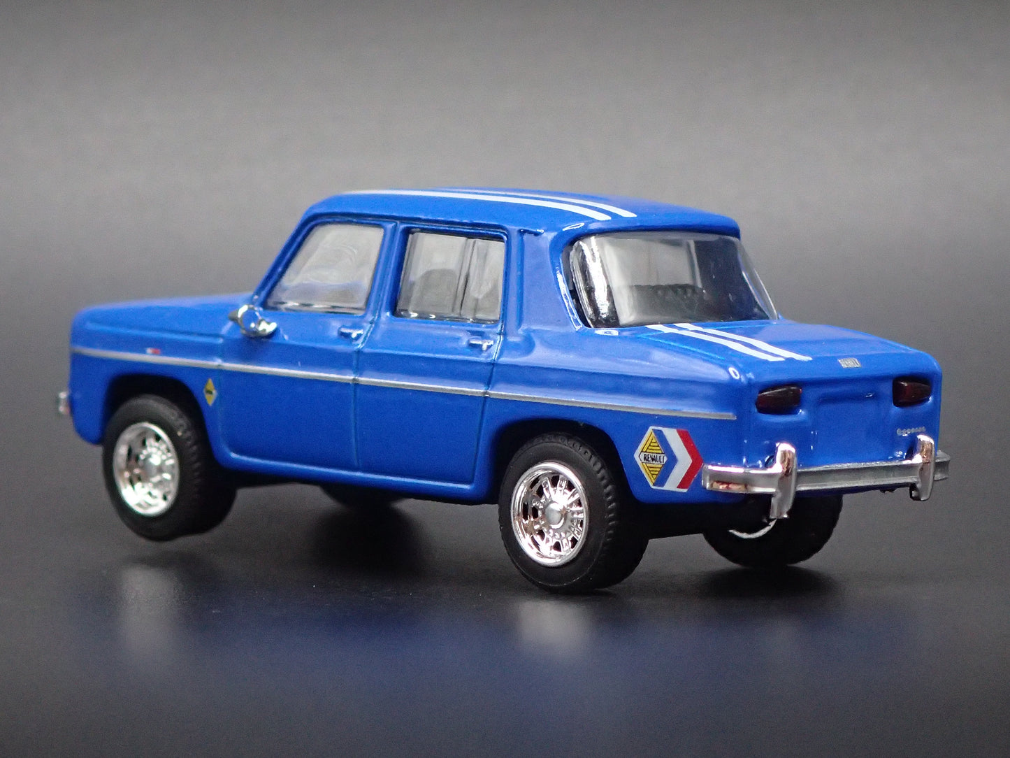 1962-1973 RENAULT R8 GORDINI 1:64 SCALE COLLECTIBLE DIORAMA DIECAST MODEL CAR