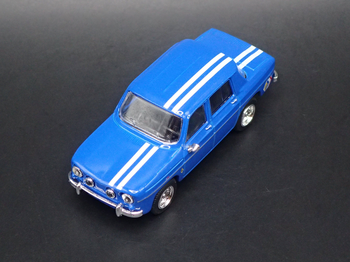 1962-1973 RENAULT R8 GORDINI 1:64 SCALE COLLECTIBLE DIORAMA DIECAST MODEL CAR