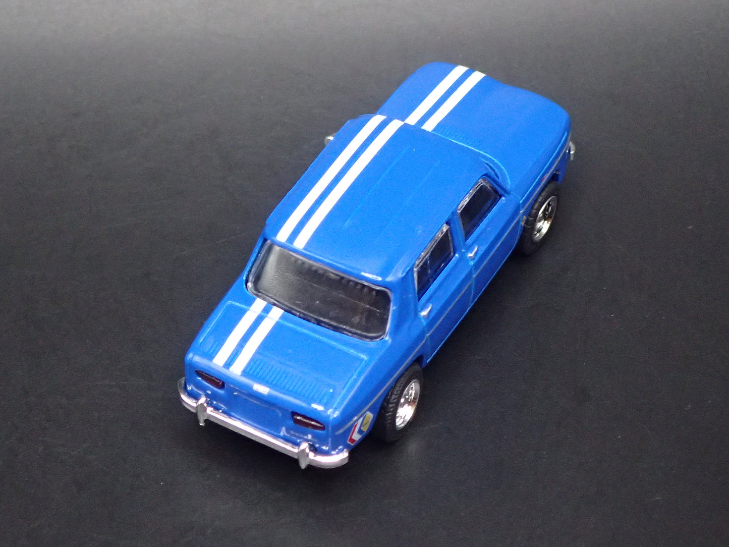 1962-1973 RENAULT R8 GORDINI 1:64 SCALE COLLECTIBLE DIORAMA DIECAST MODEL CAR