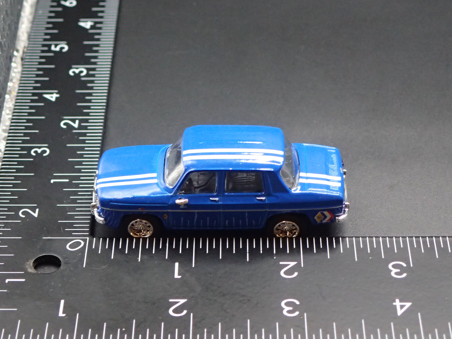 1962-1973 RENAULT R8 GORDINI 1:64 SCALE COLLECTIBLE DIORAMA DIECAST MODEL CAR