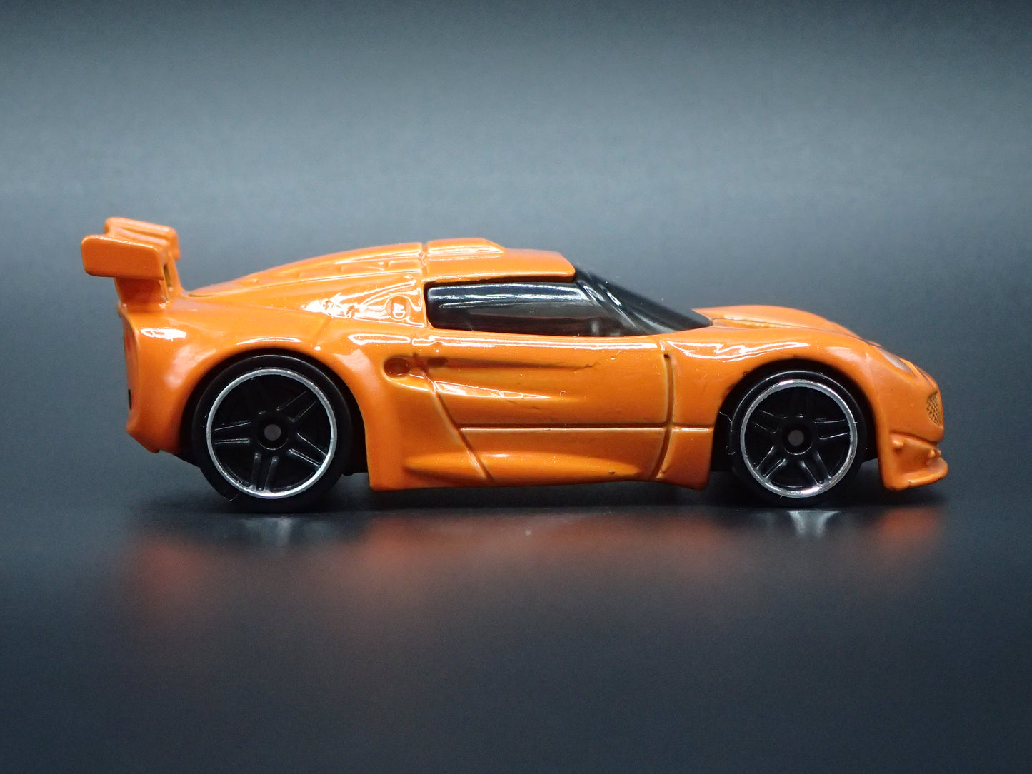LOTUS SPORT ELISE ORANGE 1/64 SCALE COLLECTIBLE DIORAMA DIECAST MODEL CAR