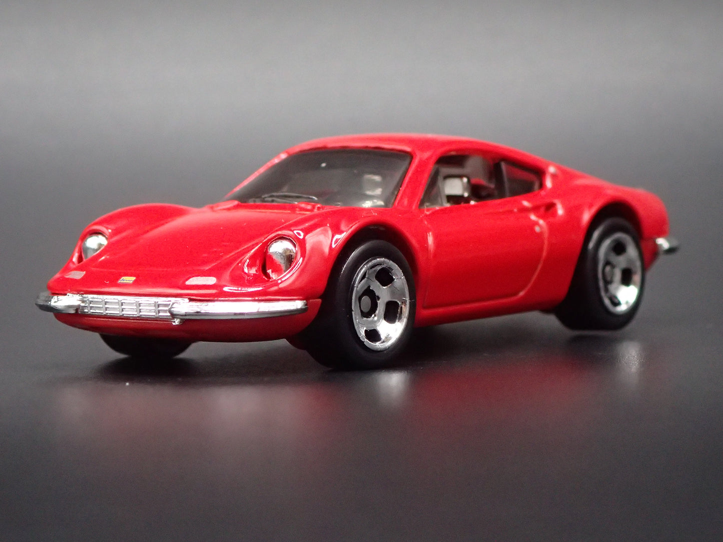 FERRARI DINO 206 GT RED 1:64 SCALE COLLECTIBLE DIORAMA DIECAST MODEL CAR