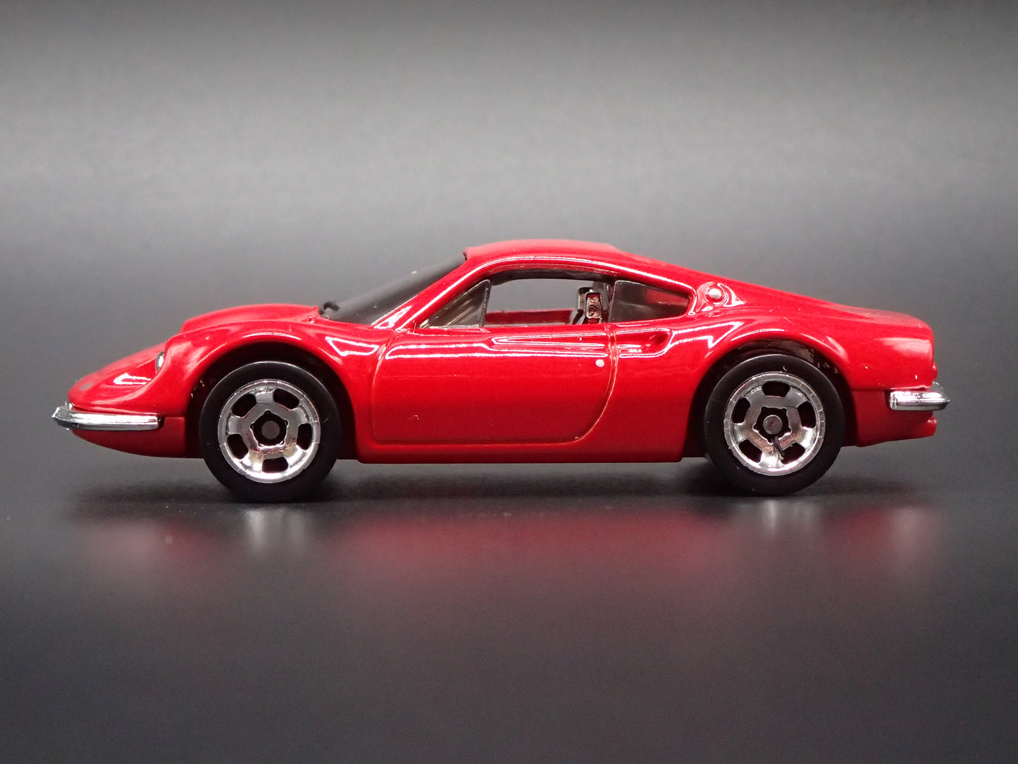 FERRARI DINO 206 GT RED 1:64 SCALE COLLECTIBLE DIORAMA DIECAST MODEL CAR