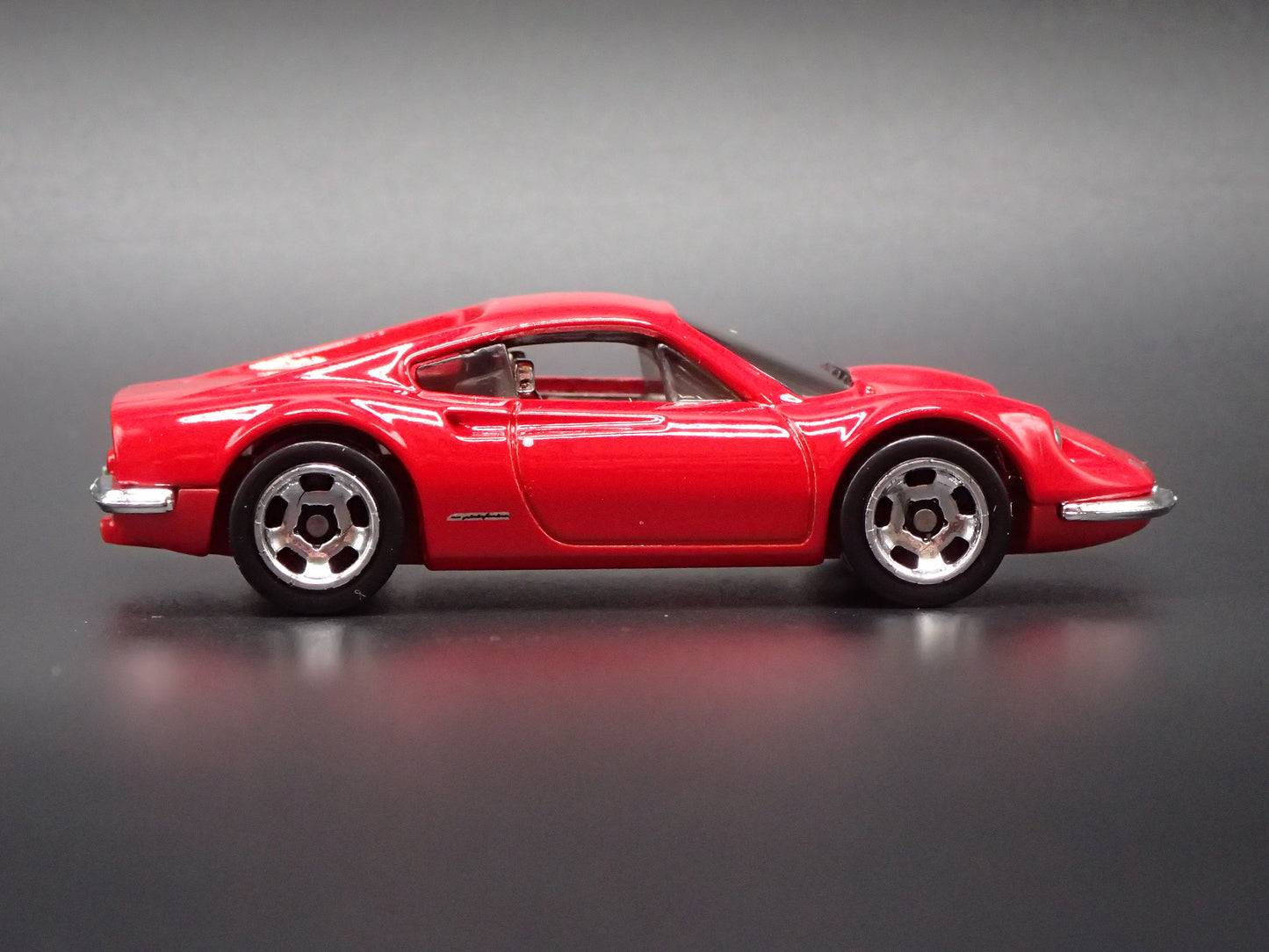 FERRARI DINO 206 GT RED 1:64 SCALE COLLECTIBLE DIORAMA DIECAST MODEL CAR