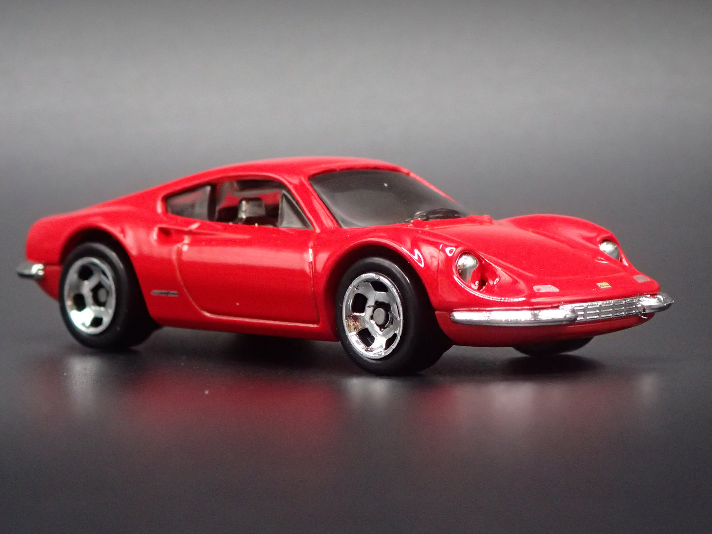 FERRARI DINO 206 GT RED 1:64 SCALE COLLECTIBLE DIORAMA DIECAST MODEL CAR