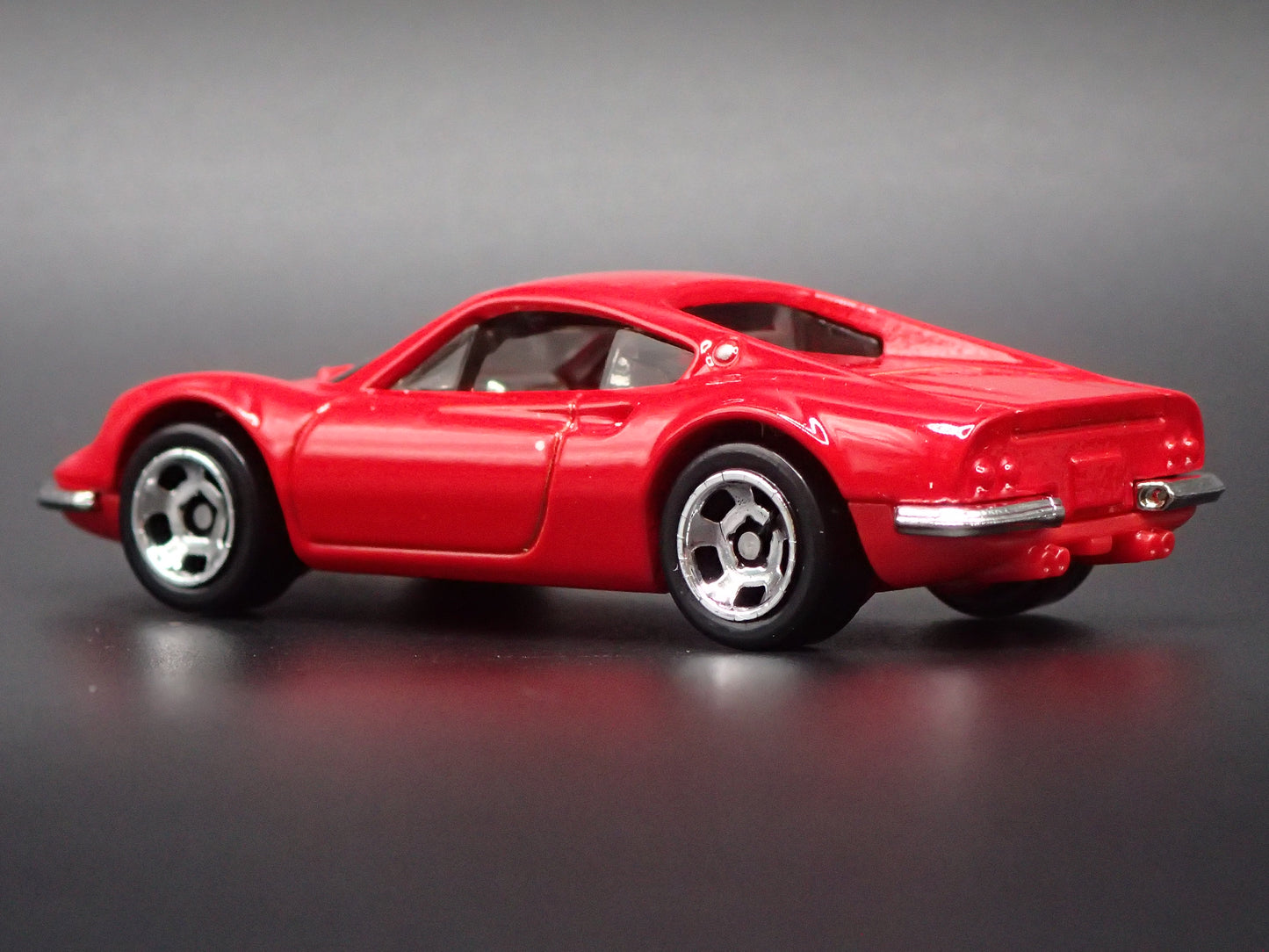 FERRARI DINO 206 GT RED 1:64 SCALE COLLECTIBLE DIORAMA DIECAST MODEL CAR