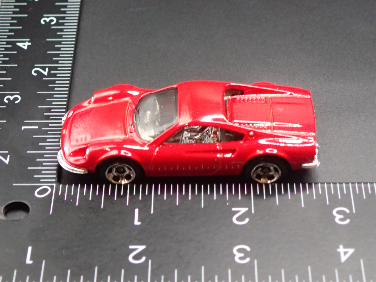FERRARI DINO 206 GT RED 1:64 SCALE COLLECTIBLE DIORAMA DIECAST MODEL CAR