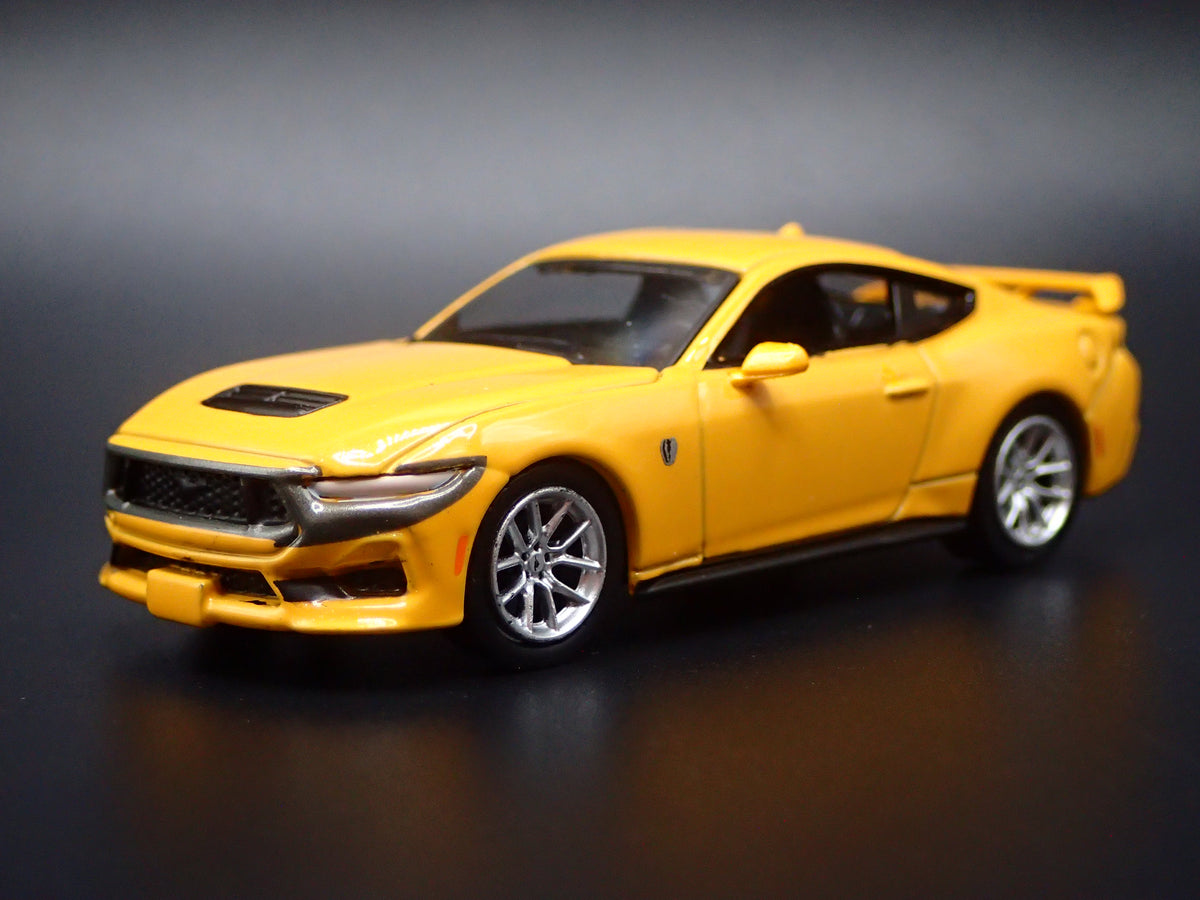 2024-2026 FORD MUSTANG DARK HORSE YELLOW 1:64 SCALE DIORAMA DIECAST MODEL CAR