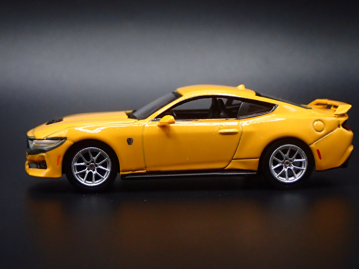 2024-2026 FORD MUSTANG DARK HORSE YELLOW 1:64 SCALE DIORAMA DIECAST MODEL CAR