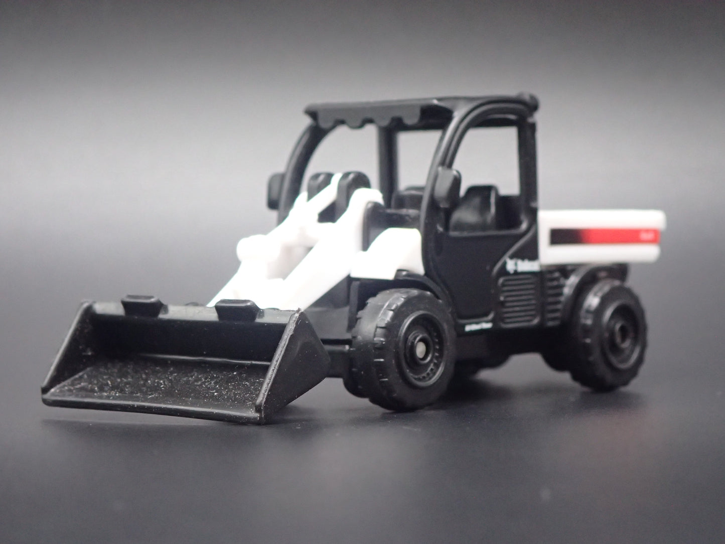 CONSTRUCTION SKID STEER BOBCAT LOADER WHITE 1:64 SCALE DIORAMA DIECAST MODEL CAR