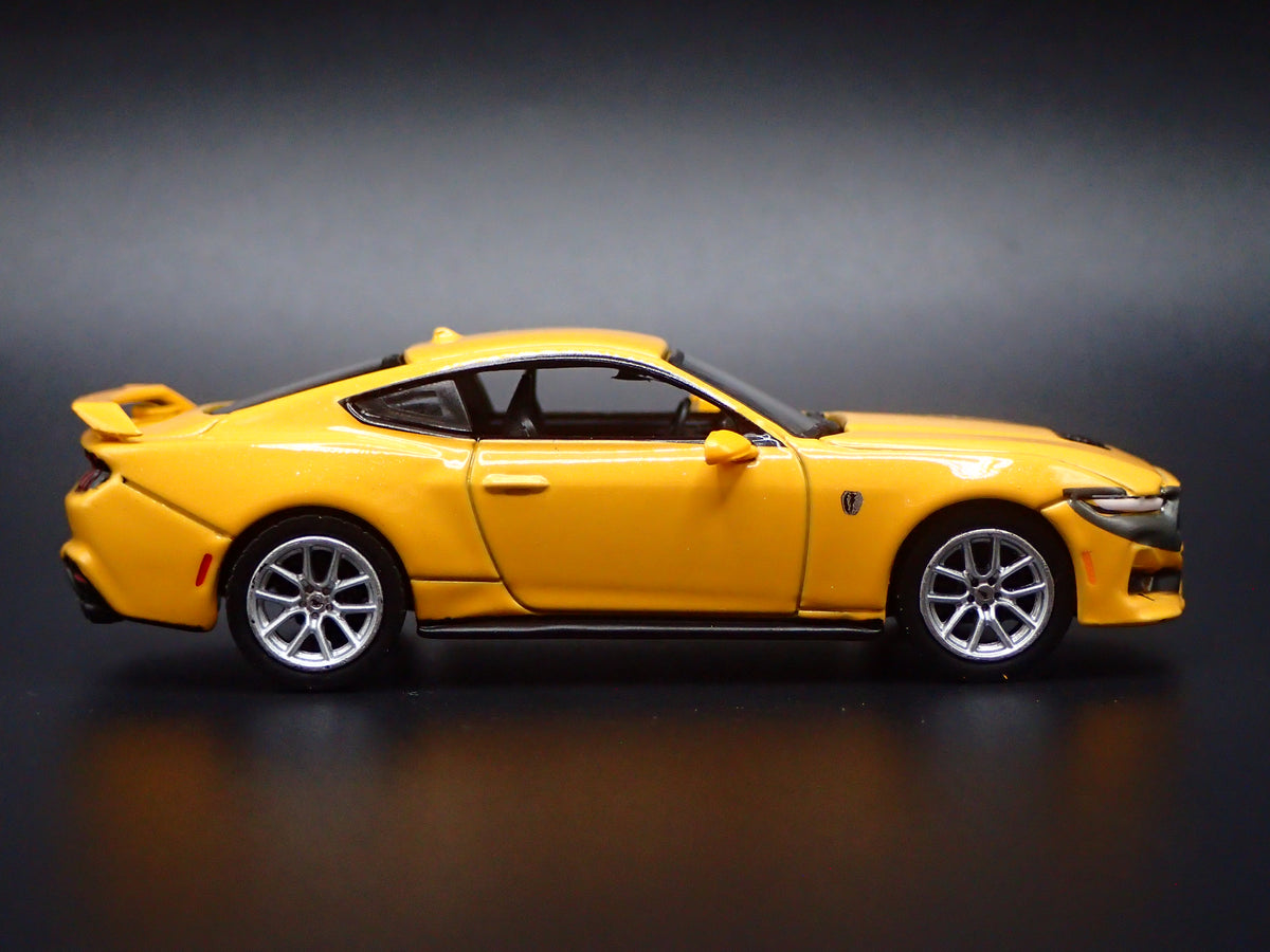 2024-2026 FORD MUSTANG DARK HORSE YELLOW 1:64 SCALE DIORAMA DIECAST MODEL CAR