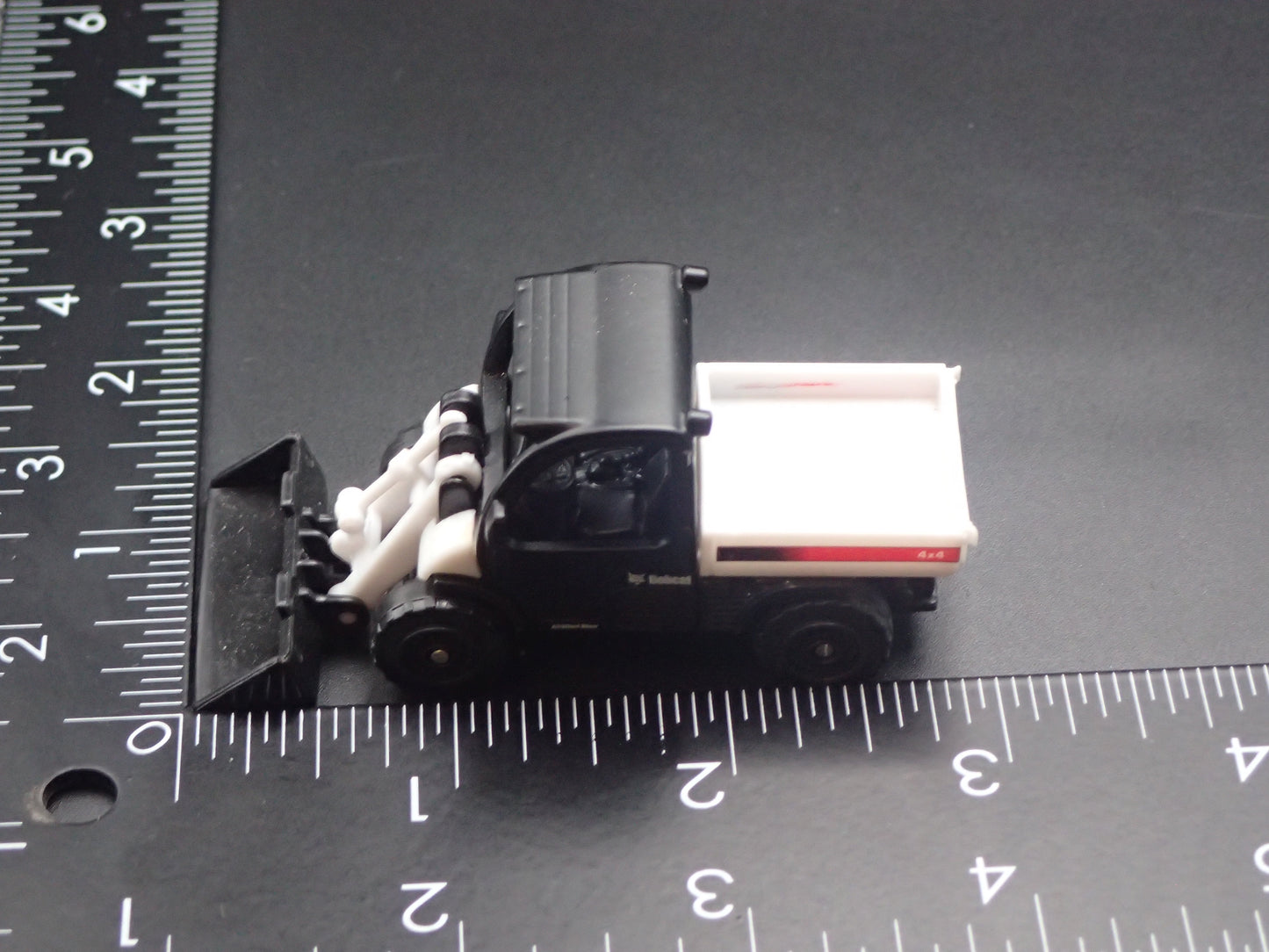 CONSTRUCTION SKID STEER BOBCAT LOADER WHITE 1:64 SCALE DIORAMA DIECAST MODEL CAR
