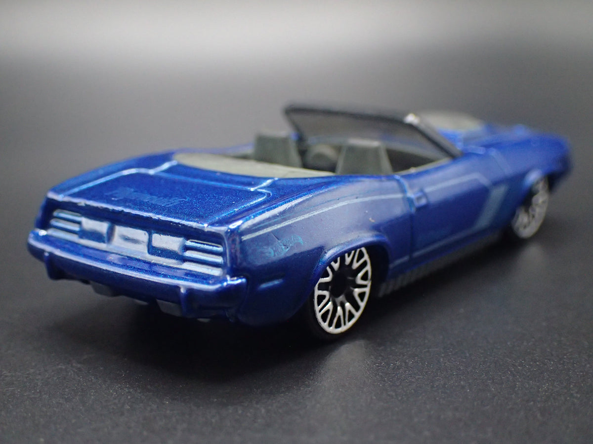 1970 70 PLYMOUTH CUDA CONVERTIBLE BLUE 1:64 SCALE DIORAMA DIECAST MODEL CAR