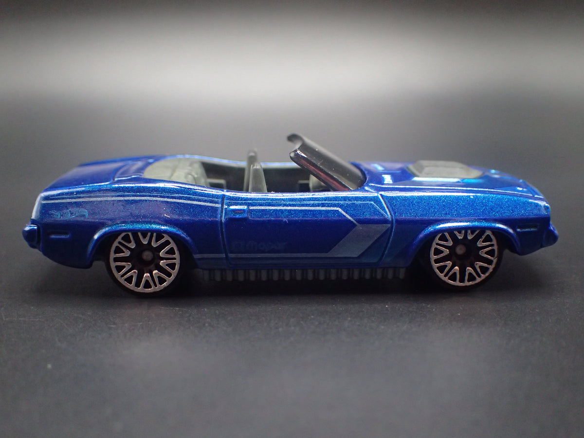 1970 70 PLYMOUTH CUDA CONVERTIBLE BLUE 1:64 SCALE DIORAMA DIECAST MODEL CAR