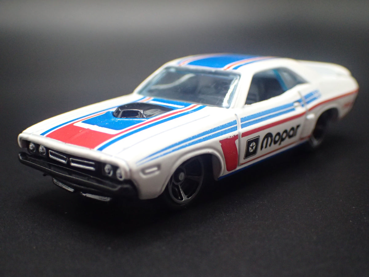 1970 70 DODGE CHALLENGER HEMI 1:64 SCALE COLLECTIBLE DIORAMA DIECAST MODEL CAR