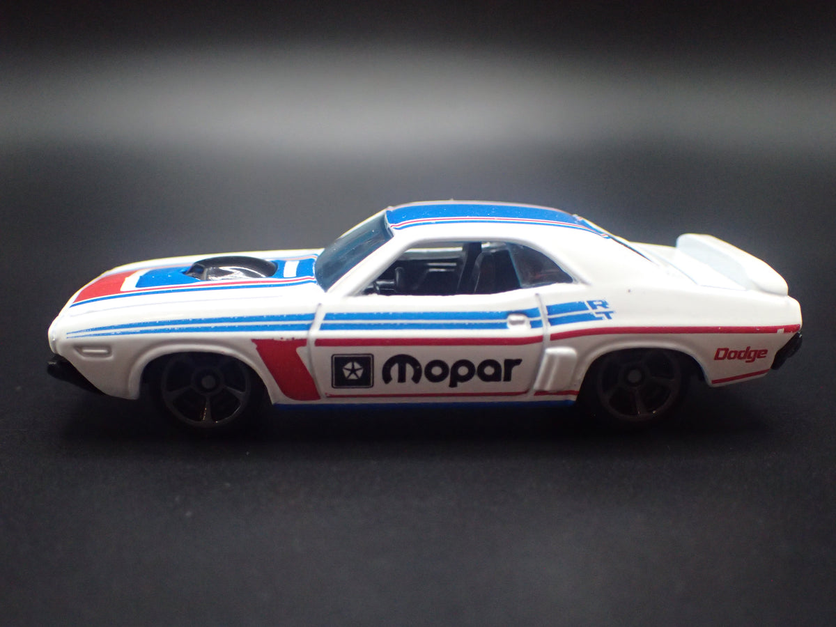 1970 70 DODGE CHALLENGER HEMI 1:64 SCALE COLLECTIBLE DIORAMA DIECAST MODEL CAR