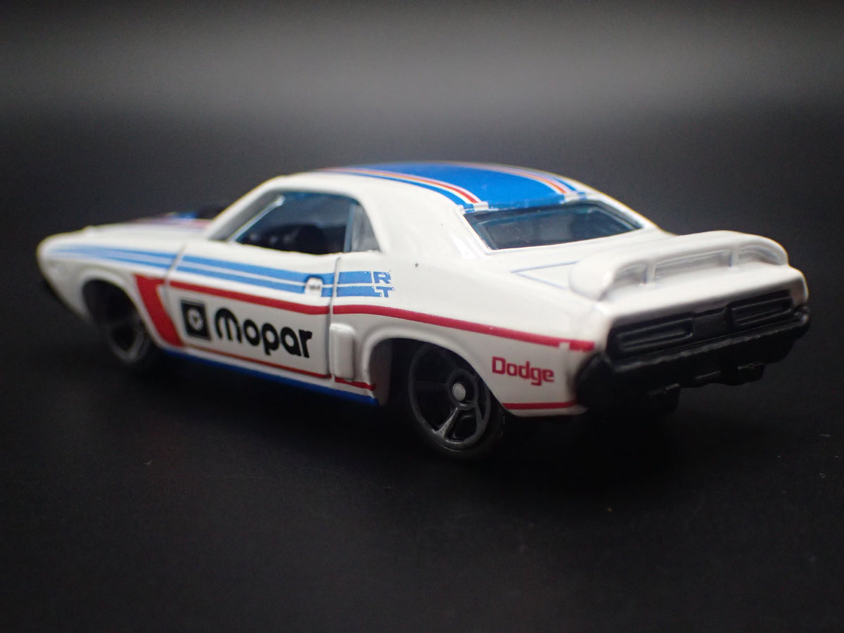 1970 70 DODGE CHALLENGER HEMI 1:64 SCALE COLLECTIBLE DIORAMA DIECAST MODEL CAR