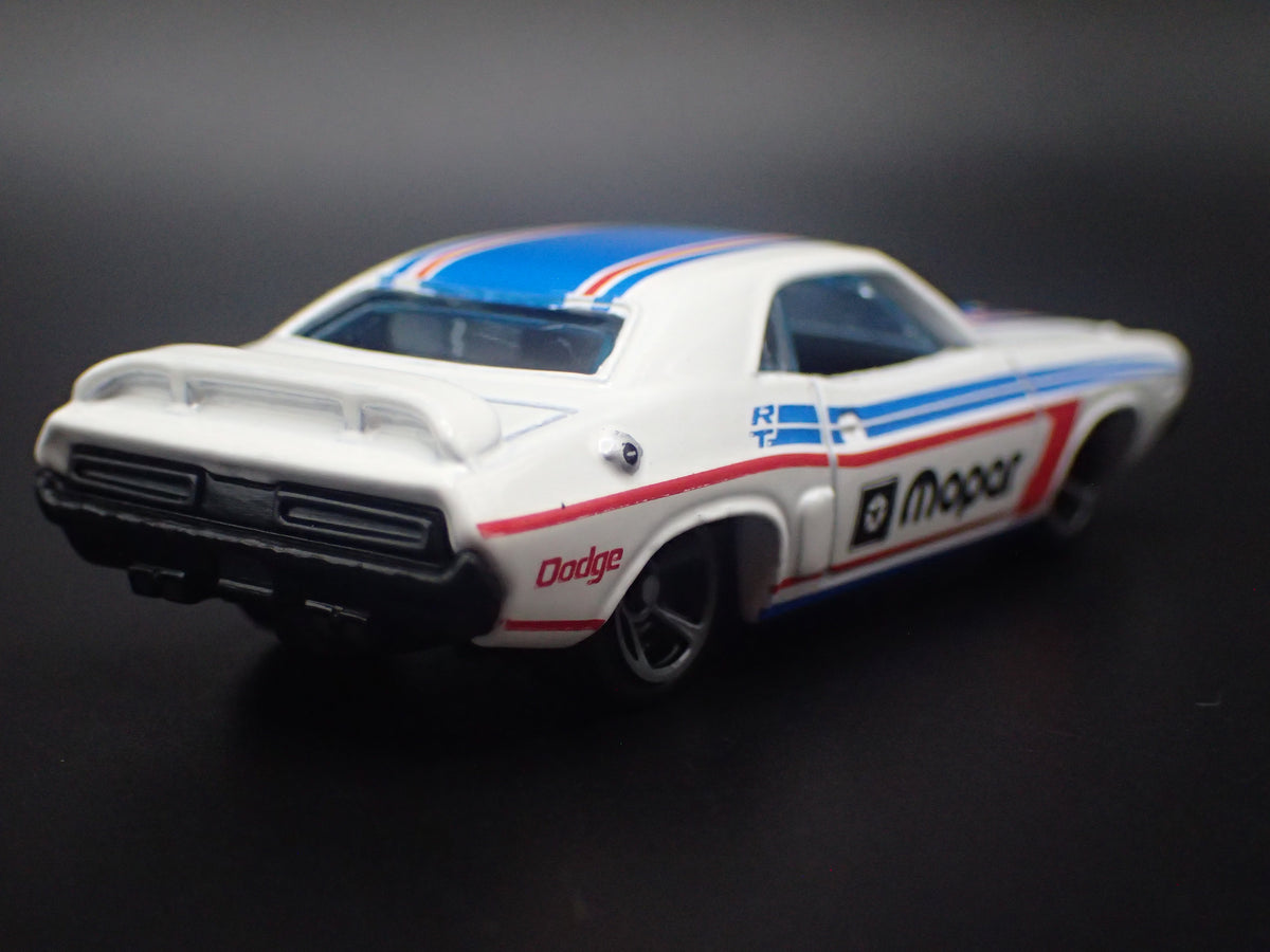 1970 70 DODGE CHALLENGER HEMI 1:64 SCALE COLLECTIBLE DIORAMA DIECAST MODEL CAR