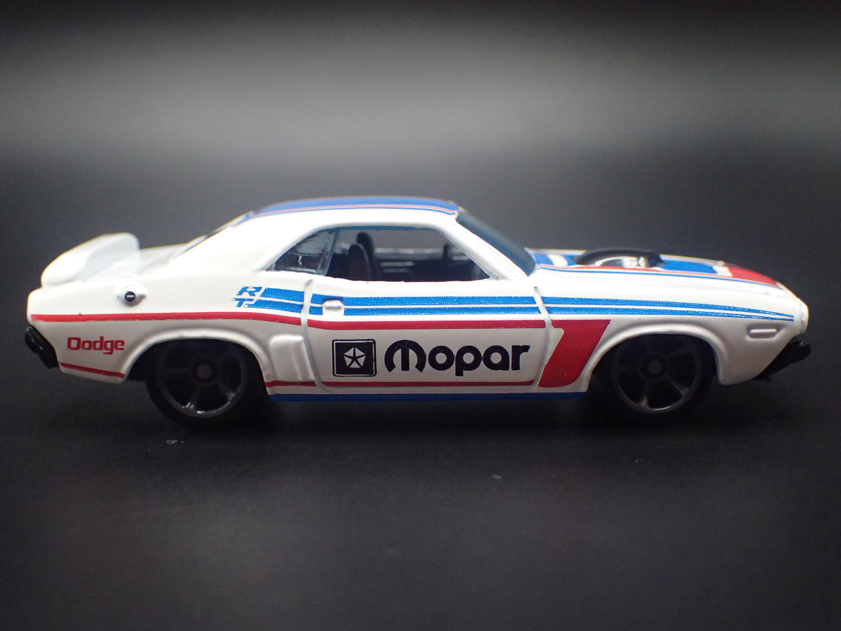 1970 70 DODGE CHALLENGER HEMI 1:64 SCALE COLLECTIBLE DIORAMA DIECAST MODEL CAR