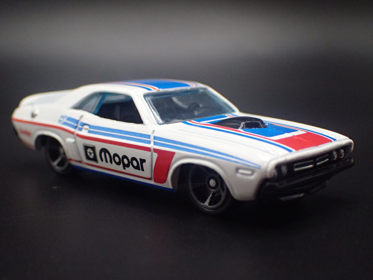 1970 70 DODGE CHALLENGER HEMI 1:64 SCALE COLLECTIBLE DIORAMA DIECAST MODEL CAR