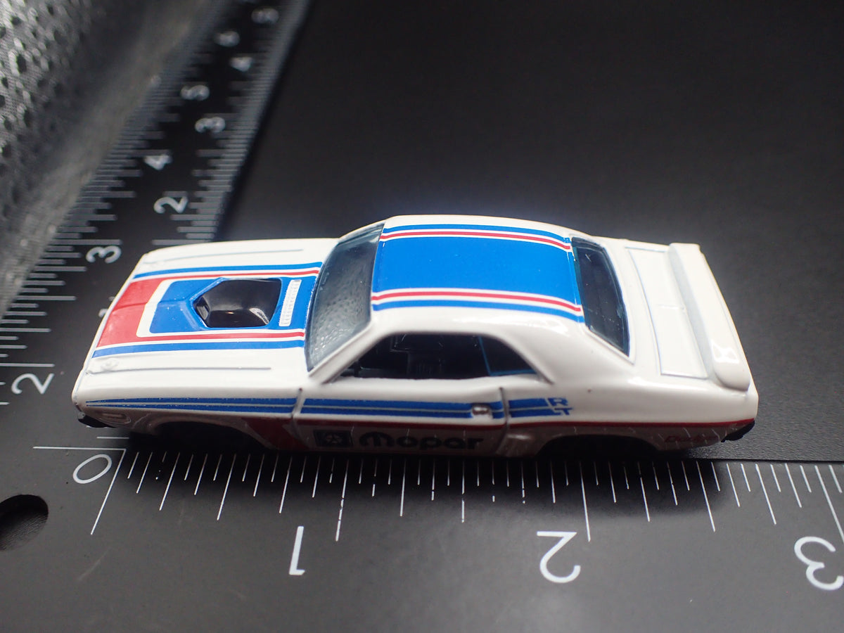 1970 70 DODGE CHALLENGER HEMI 1:64 SCALE COLLECTIBLE DIORAMA DIECAST MODEL CAR