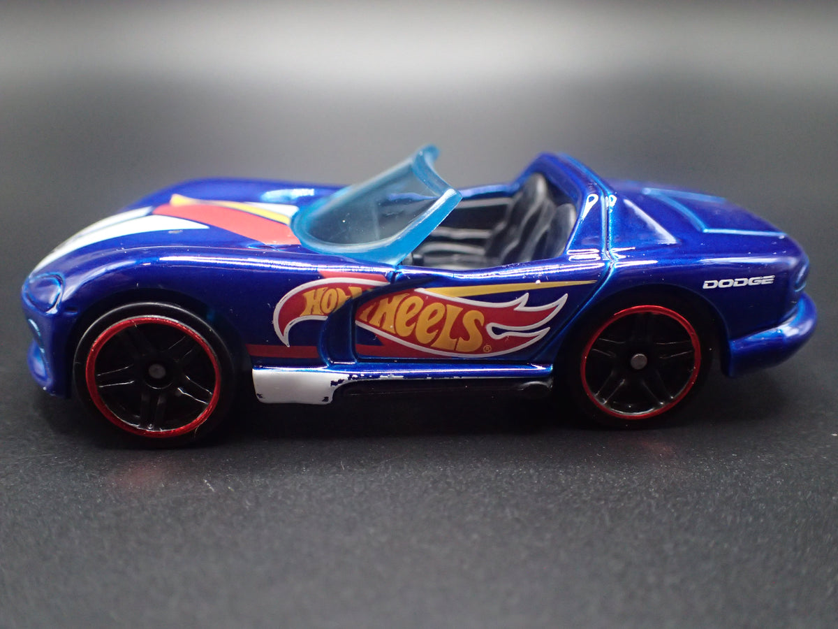1992-1996 DODGE VIPER RT/10 1/64 SCALE COLLECTIBLE DIORAMA DIECAST MODEL CAR