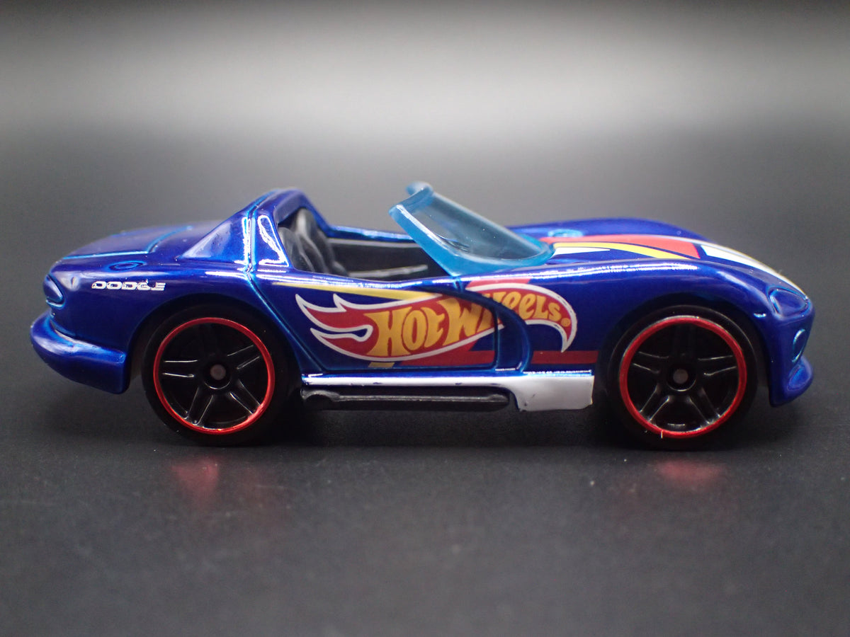 1992-1996 DODGE VIPER RT/10 1/64 SCALE COLLECTIBLE DIORAMA DIECAST MODEL CAR