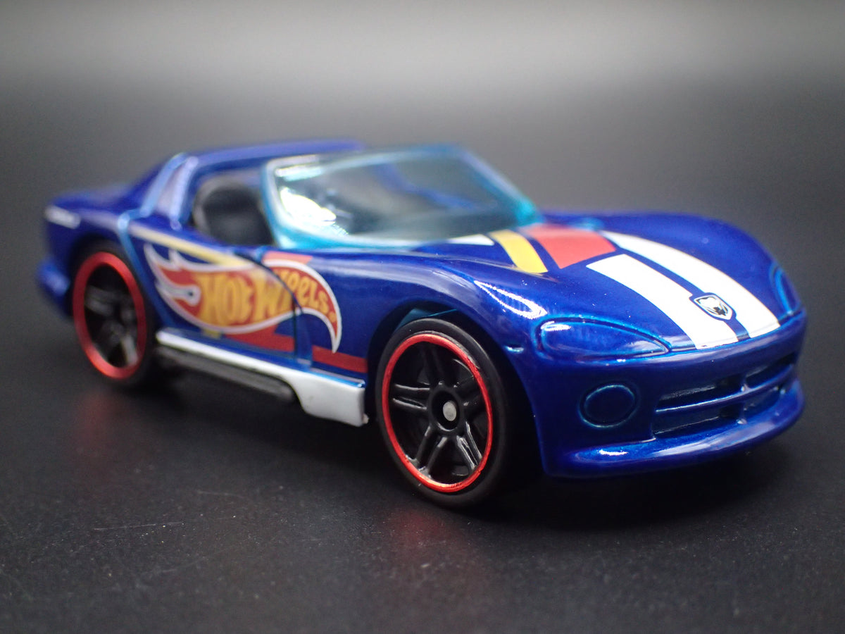 1992-1996 DODGE VIPER RT/10 1/64 SCALE COLLECTIBLE DIORAMA DIECAST MODEL CAR