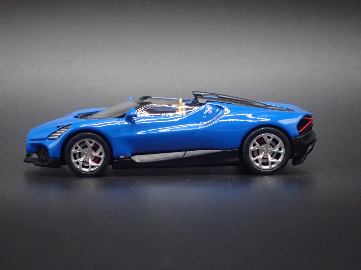 2024-2025 BUGATTI W16 MISTRAL 1:64 SCALE COLLECTIBLE DIORAMA DIECAST MODEL CAR