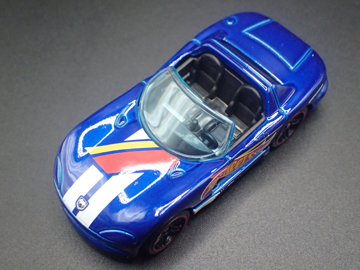 1992-1996 DODGE VIPER RT/10 1/64 SCALE COLLECTIBLE DIORAMA DIECAST MODEL CAR