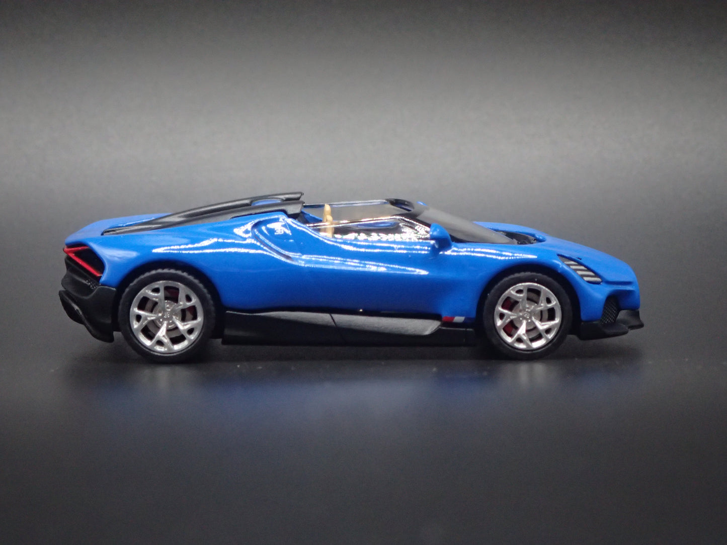 2024-2025 BUGATTI W16 MISTRAL 1:64 SCALE COLLECTIBLE DIORAMA DIECAST MODEL CAR