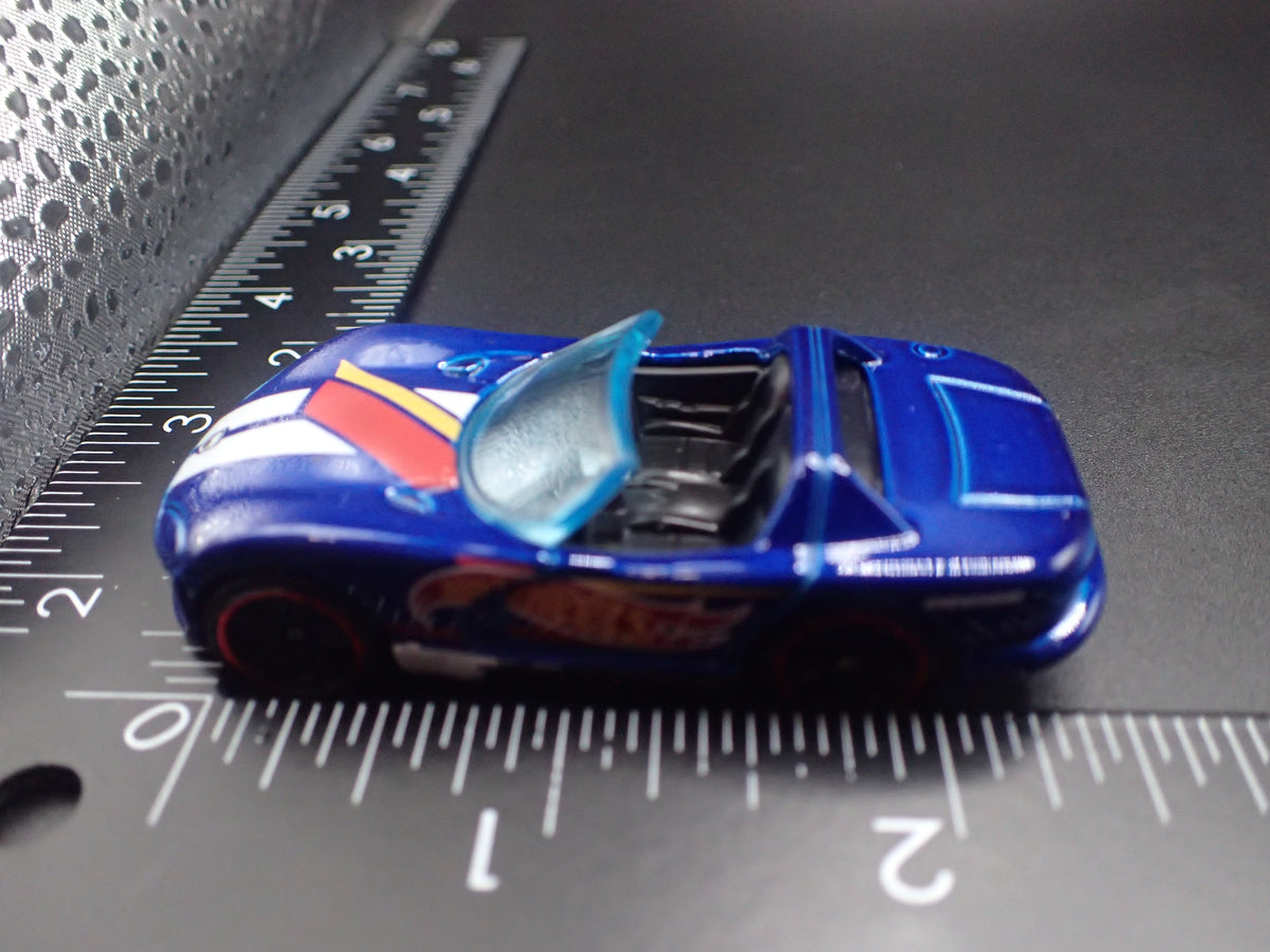 1992-1996 DODGE VIPER RT/10 1/64 SCALE COLLECTIBLE DIORAMA DIECAST MODEL CAR