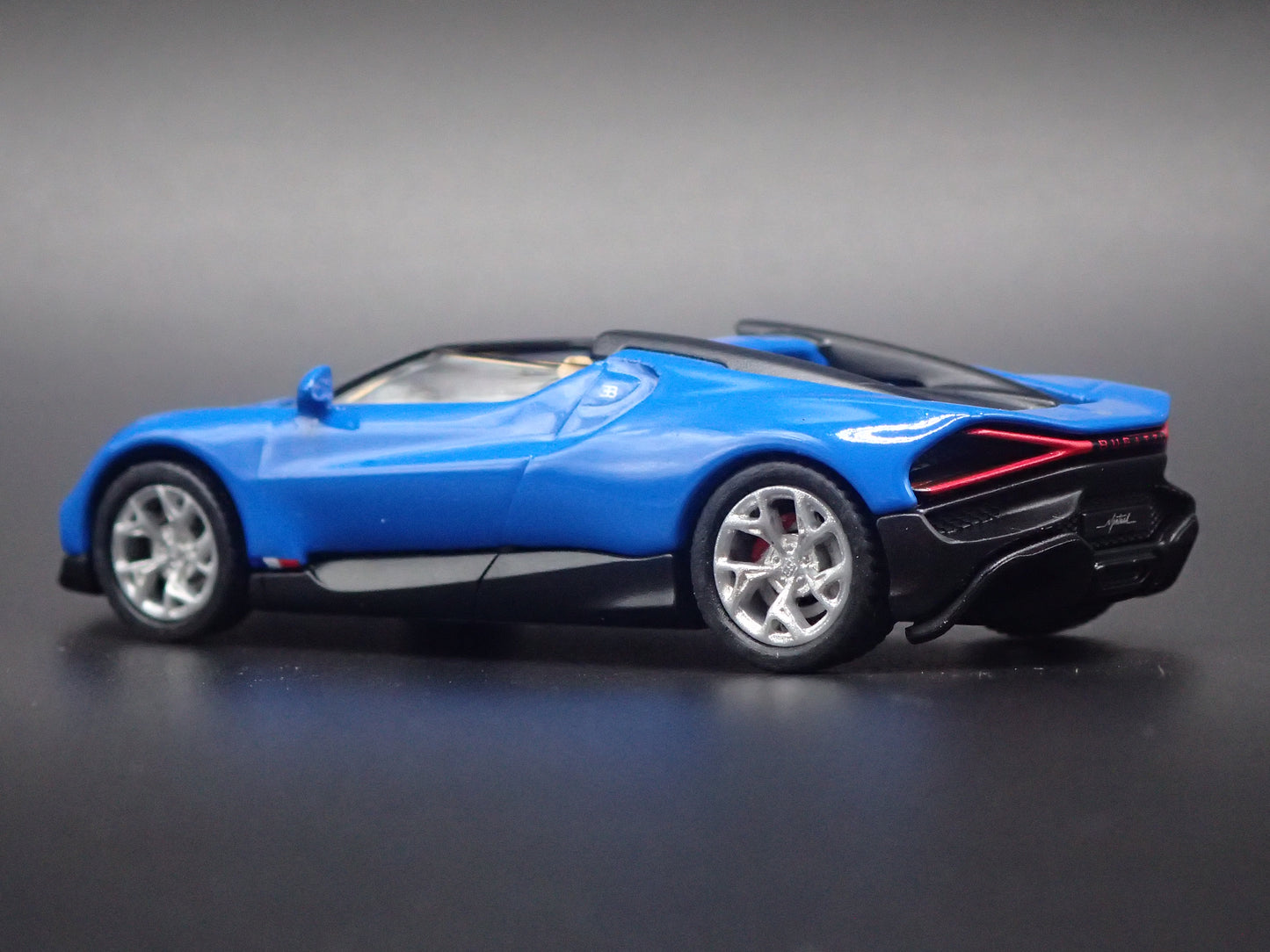 2024-2025 BUGATTI W16 MISTRAL 1:64 SCALE COLLECTIBLE DIORAMA DIECAST MODEL CAR