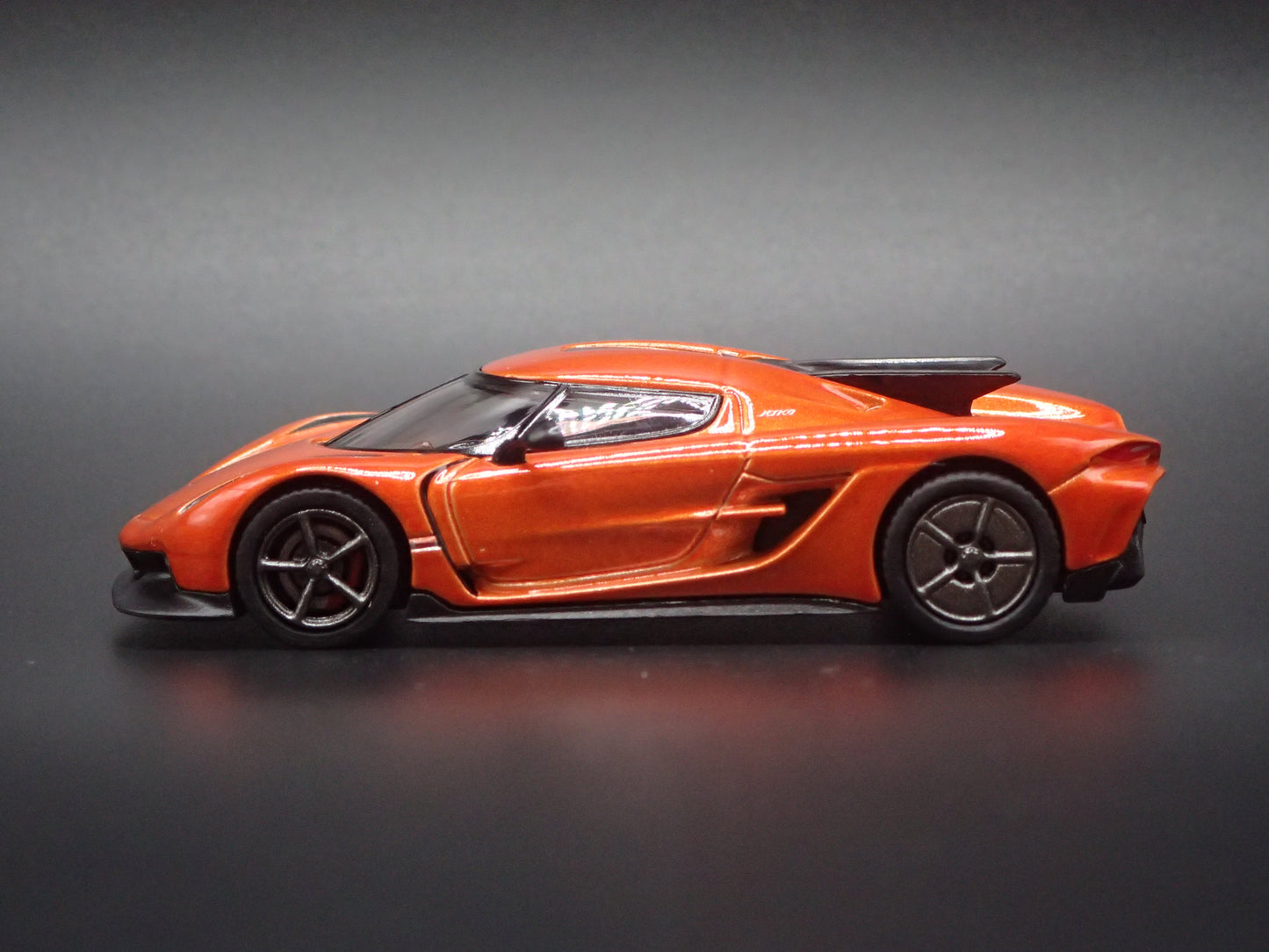 2021-2025 KOENIGSEGG JESKO ABSOLUT SUPER CAR 1:64 SCALE DIORAMA DIECAST MODEL CAR