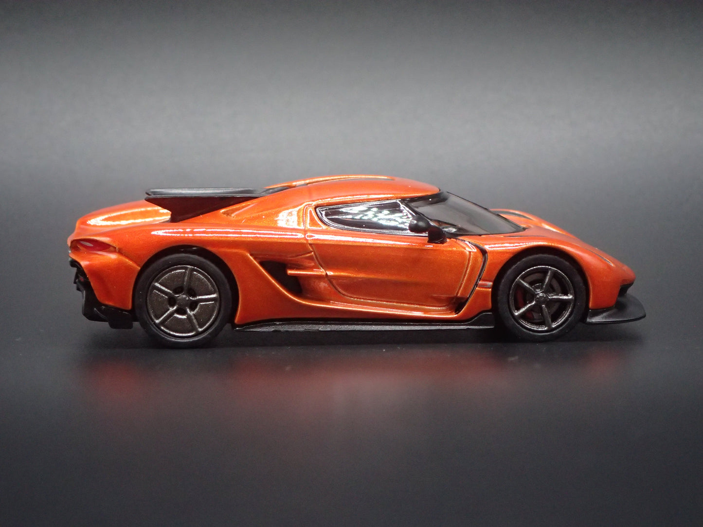 2021-2025 KOENIGSEGG JESKO ABSOLUT SUPER CAR 1:64 SCALE DIORAMA DIECAST MODEL CAR