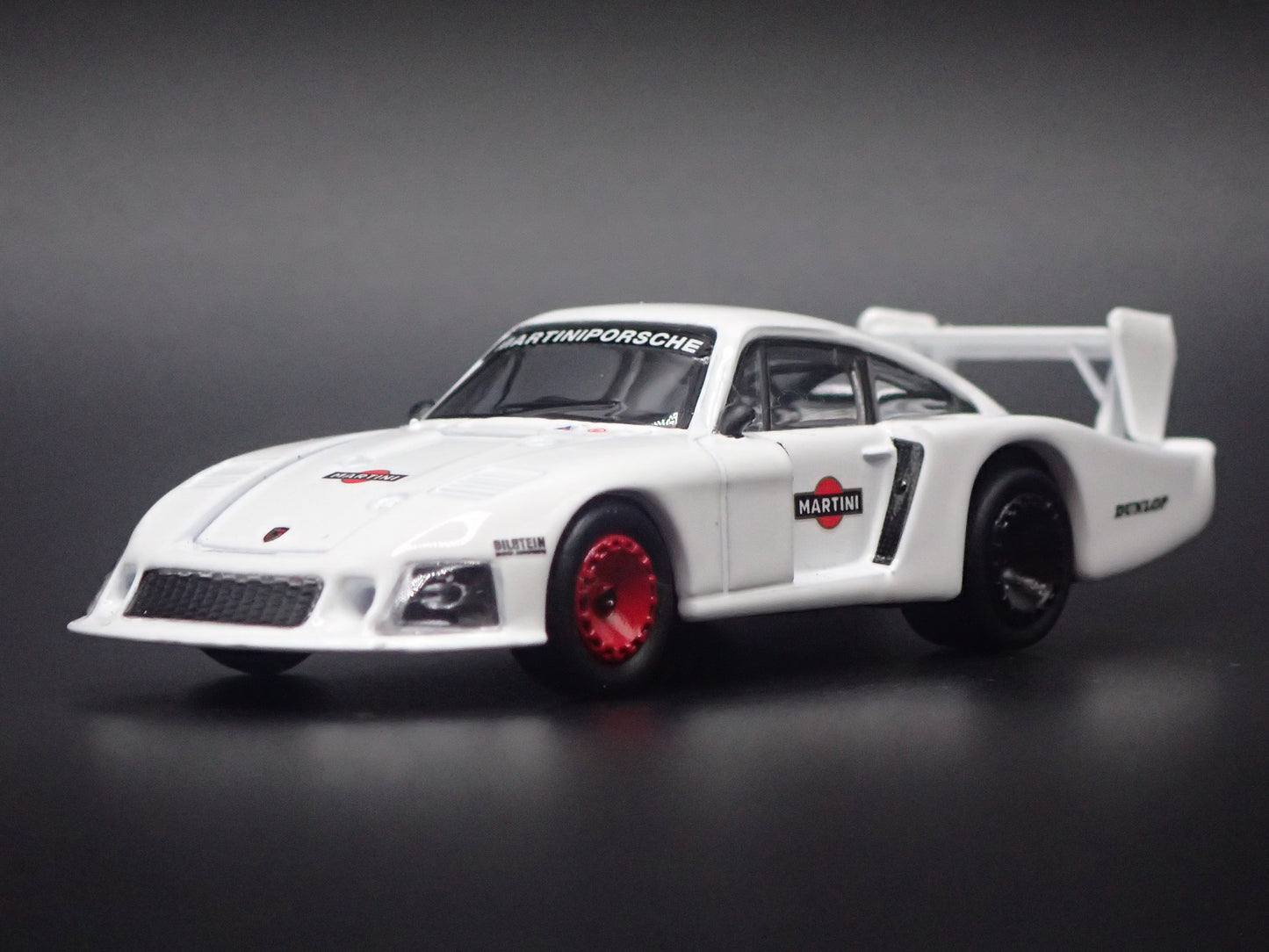 PORSCHE 935-78 RACING MOBY DICK MARTINI 1:64 SCALE DIORAMA DIECAST MODEL CAR