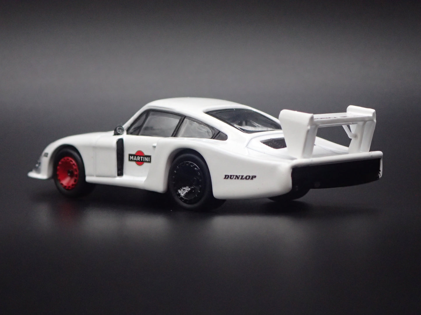 PORSCHE 935-78 RACING MOBY DICK MARTINI 1:64 SCALE DIORAMA DIECAST MODEL CAR