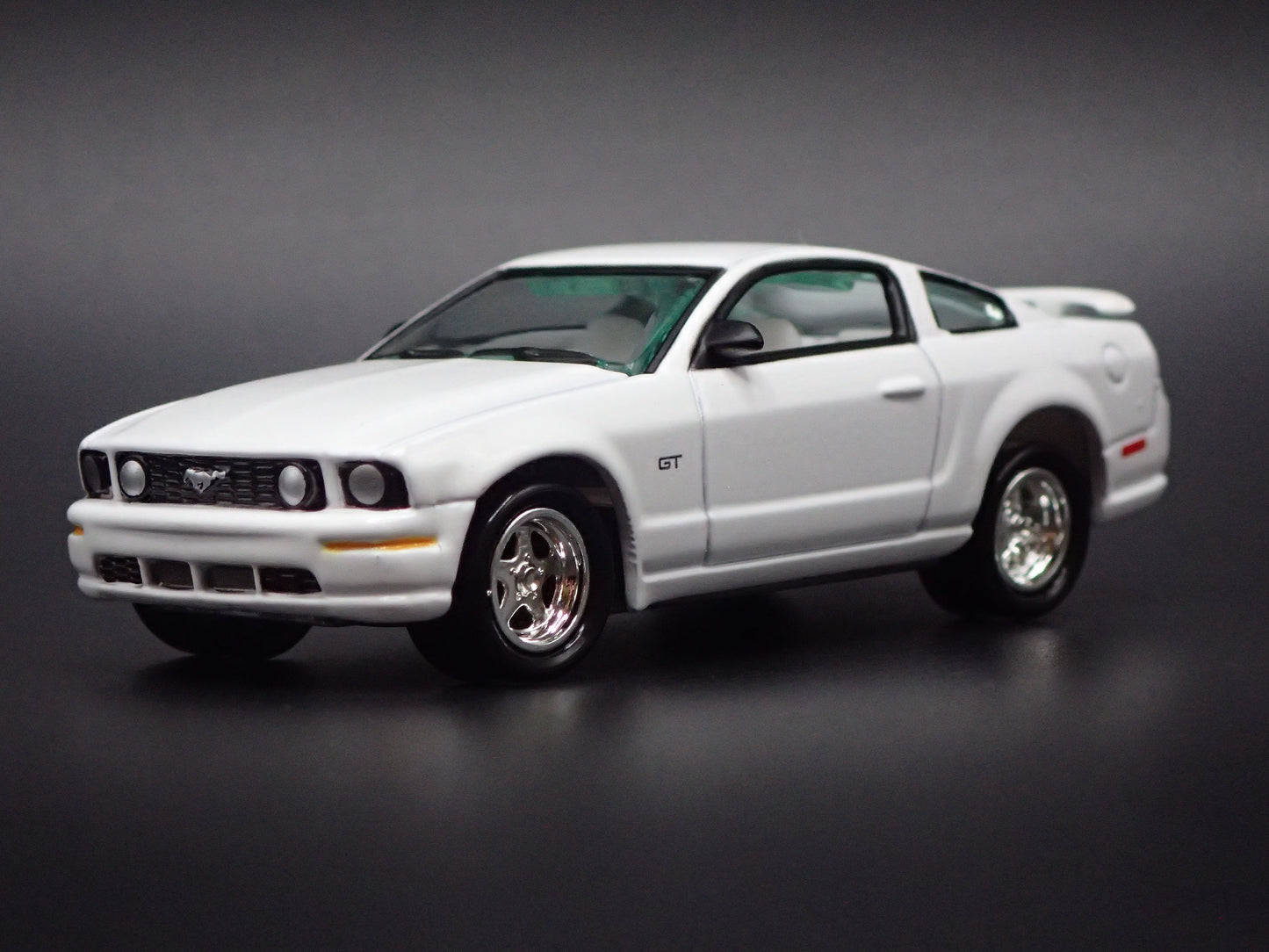 2005-2009 FORD MUSTANG GT RARE 1:64 SCALE COLLECTIBLE DIORAMA DIECAST MODEL CAR