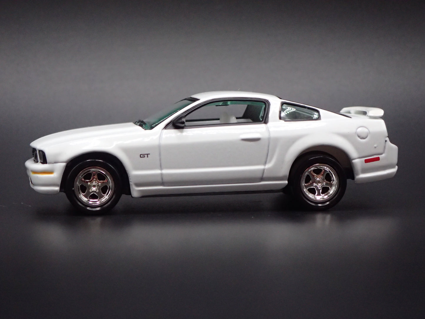 2005-2009 FORD MUSTANG GT RARE 1:64 SCALE COLLECTIBLE DIORAMA DIECAST MODEL CAR