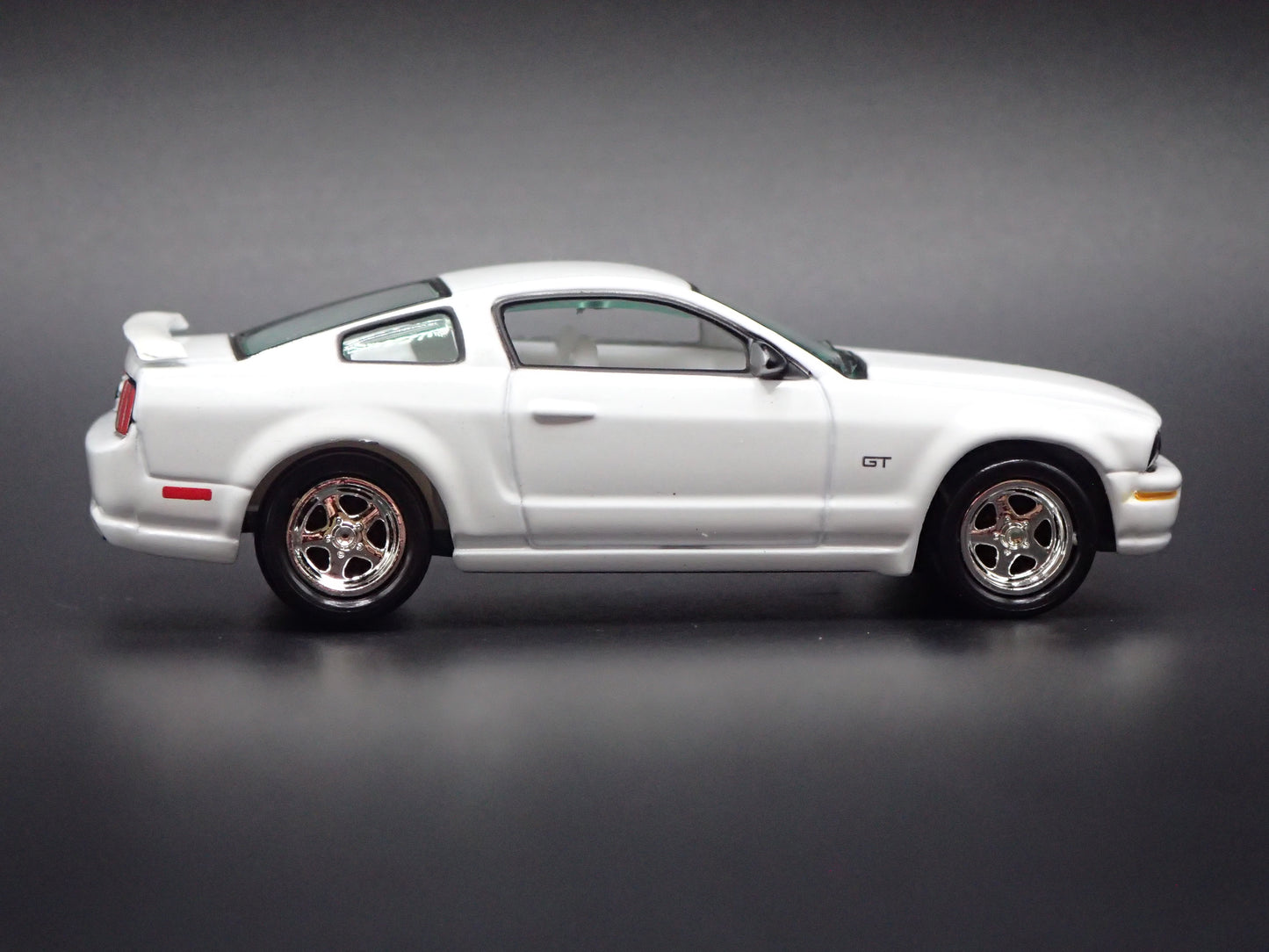 2005-2009 FORD MUSTANG GT RARE 1:64 SCALE COLLECTIBLE DIORAMA DIECAST MODEL CAR
