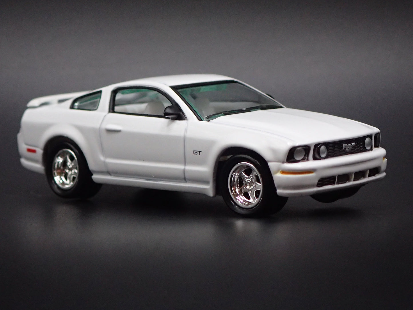 2005-2009 FORD MUSTANG GT RARE 1:64 SCALE COLLECTIBLE DIORAMA DIECAST MODEL CAR
